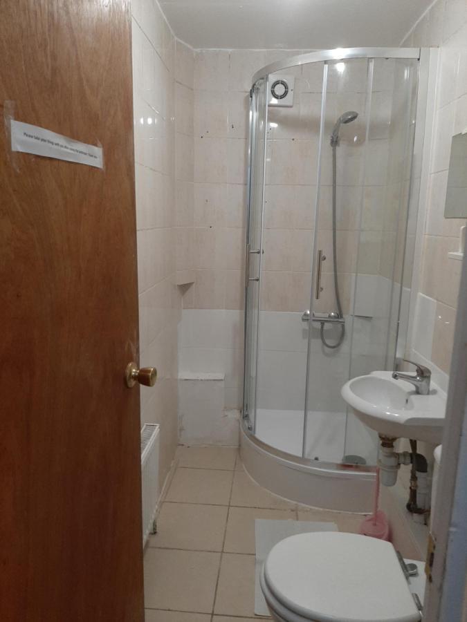 Single Bedrooms With Wifi And Underbed 10 Londra Esterno foto